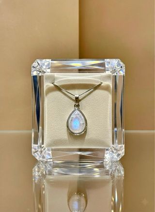 Collar con colgante de piedra lunar lágrima