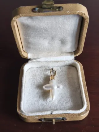 Colgante Cruz Perla y Oro 18k.
