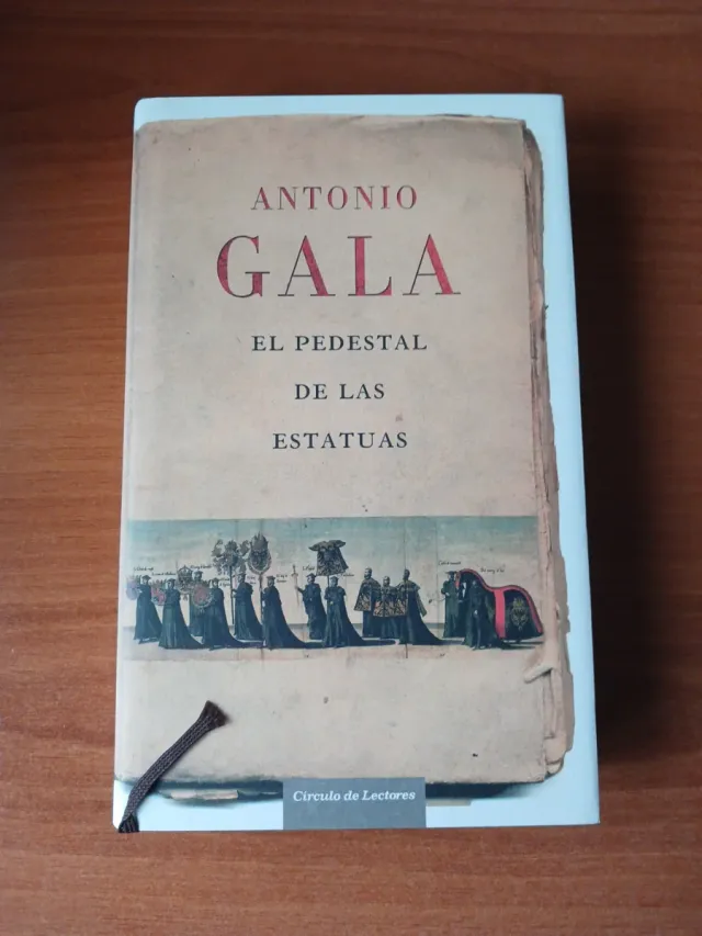 El pedestal de las estatuas