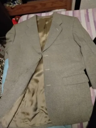 Chaqueta de traje beige y gris