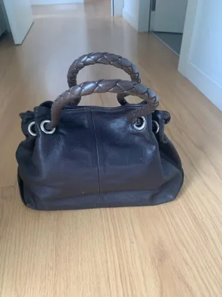 Bolso de piel marrón y negro
