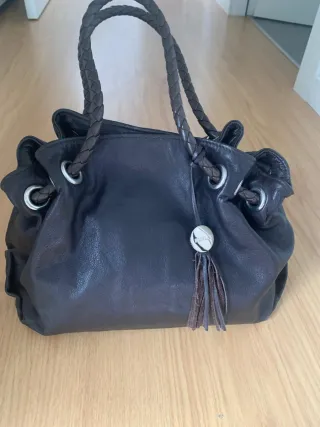 Bolso de piel marrón y negro