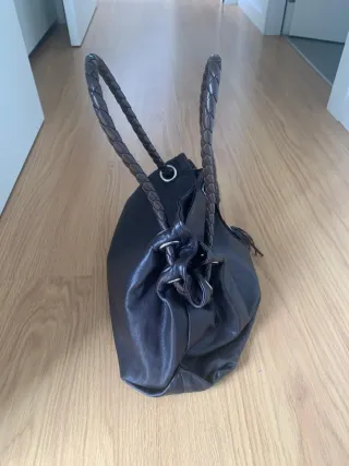 Bolso de piel marrón y negro