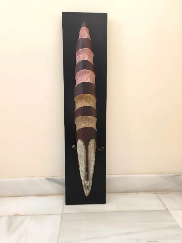 Máscara africana de madera tallada