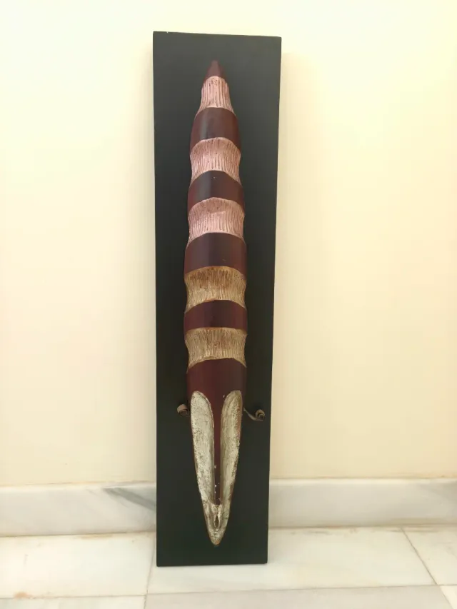 Máscara africana de madera tallada