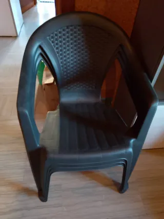 3 sedie in plastica marrone scuro