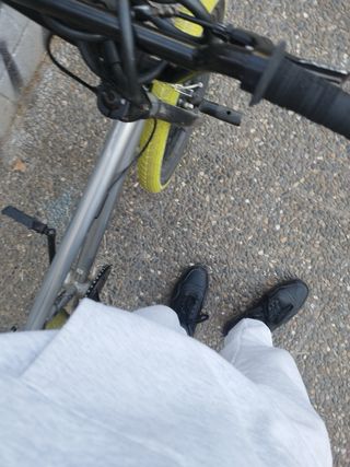 Bicicleta BMX gris ruedas verdes