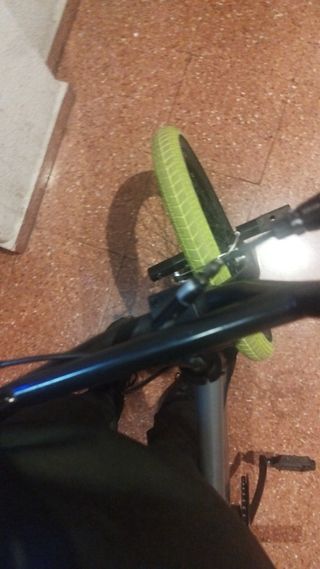 Bicicleta BMX gris ruedas verdes