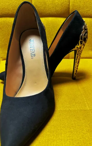 Zapatos de tacón negros con detalle dorado