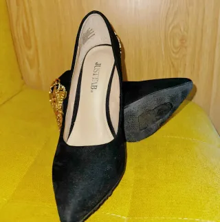 Zapatos de tacón negros con detalle dorado