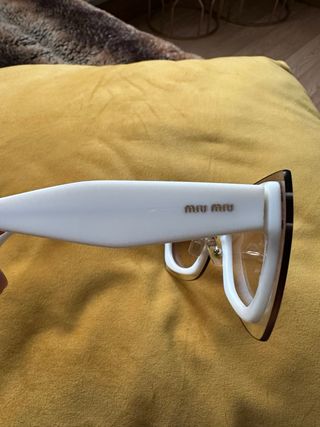 Gafas de sol Miu Miu rosas y blancas