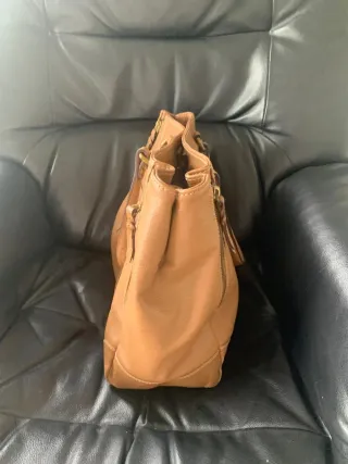 Bolso de piel marrón