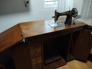 Máquina de coser Alfa con mueble