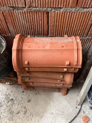 Teja cumbrera para remate de tejado