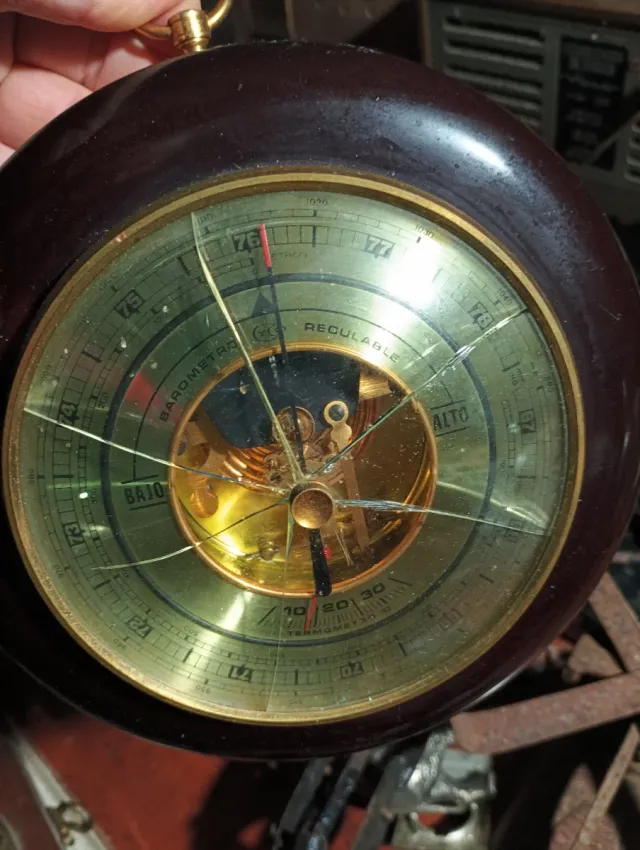 Barómetro antiguo madera y metal