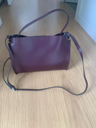 Bolso de mano morado con detalles dorados