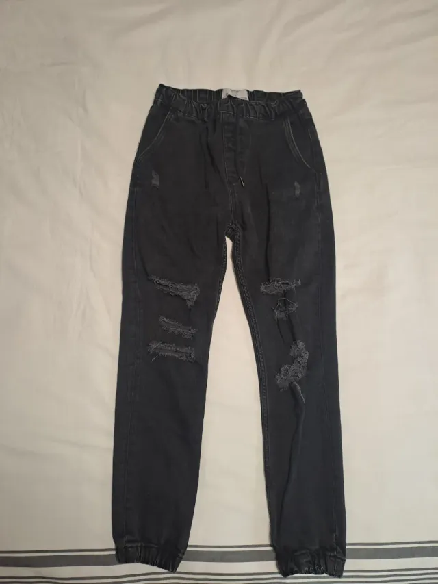 Pantalones vaqueros negros rotos
