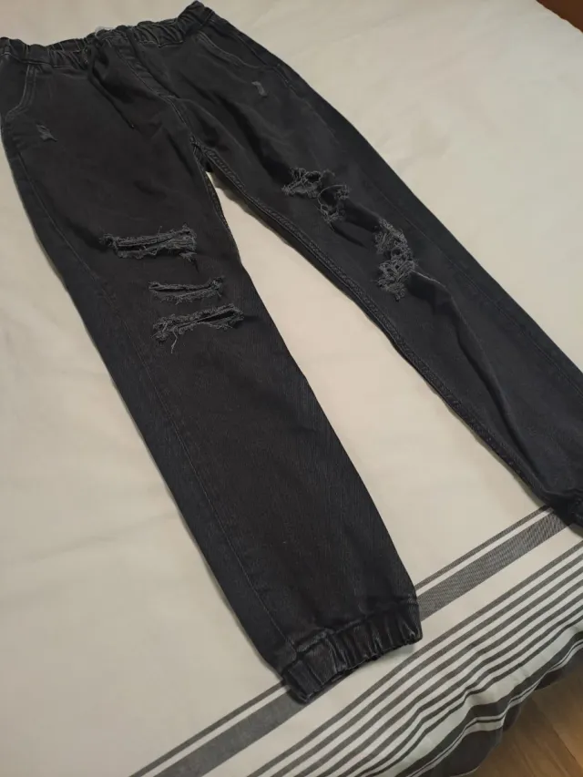 Pantalones vaqueros negros rotos