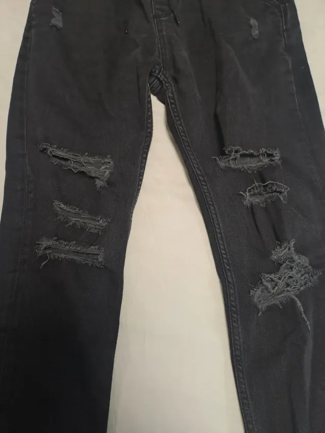 Pantalones vaqueros negros rotos