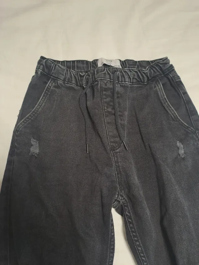 Pantalones vaqueros negros rotos