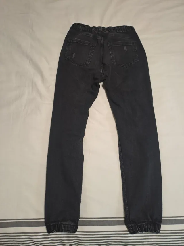 Pantalones vaqueros negros rotos