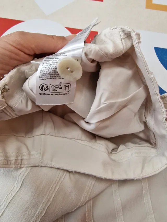 Falda corta beige con botones