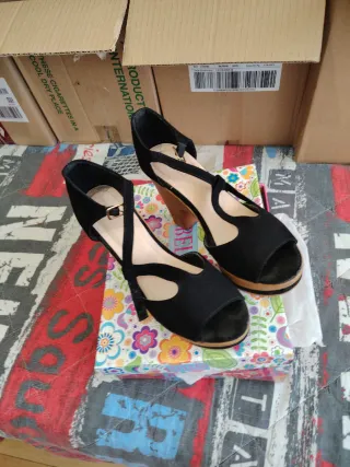 Sandalias de tiras negras para mujer