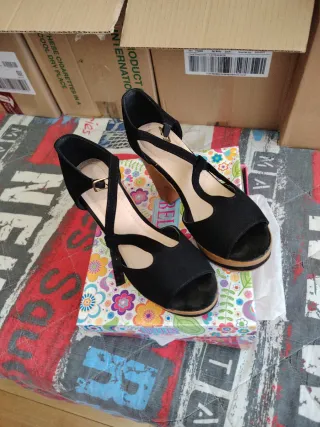 Sandalias de tiras negras para mujer