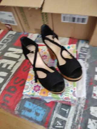 Sandalias de tiras negras para mujer
