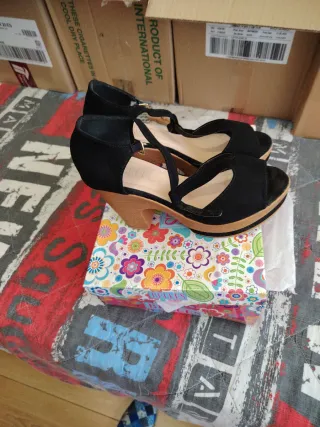 Sandalias de tiras negras para mujer