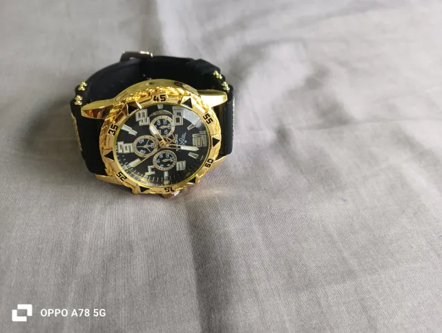 Reloj de Cuarzo Negro y Dorado