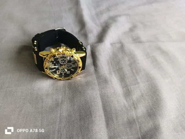 Reloj de Cuarzo Negro y Dorado