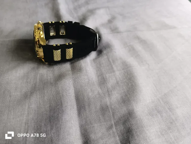 Reloj de Cuarzo Negro y Dorado