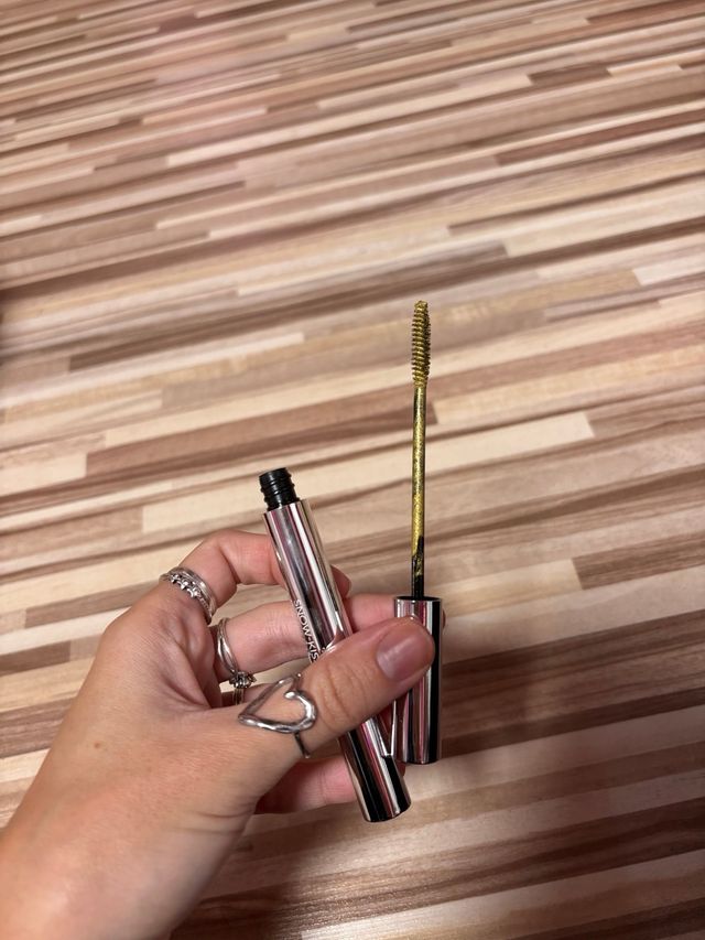 Máscara de pestañas glitter dorada