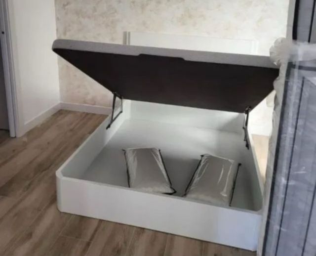 Letto abbattibile bianco con materasso