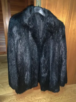 Chaquetón negro de pelo