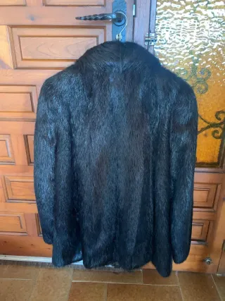 Chaquetón negro de pelo