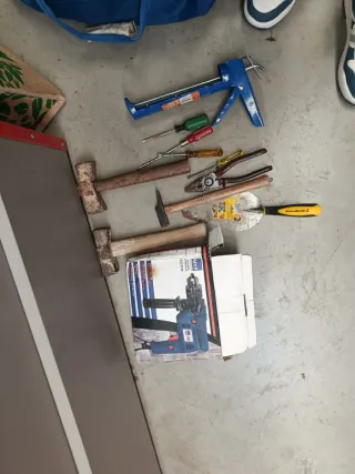 Lote de herramientas: taladro, martillos, alicates