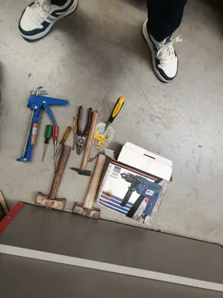 Lote de herramientas: taladro, martillos, alicates