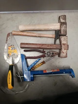 Lote de herramientas: taladro, martillos, alicates
