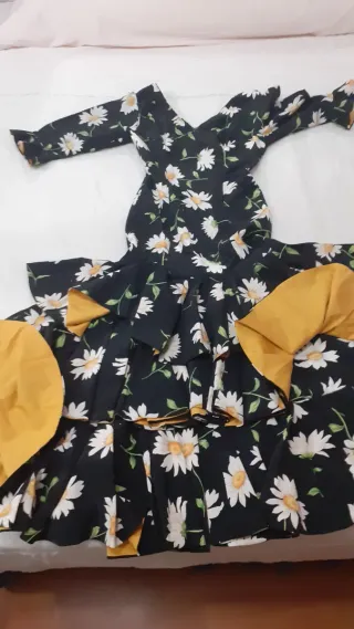 Traje de flamenca negro con margaritas