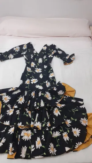 Traje de flamenca negro con margaritas