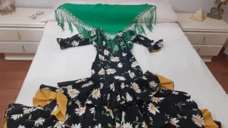 Traje de flamenca negro con margaritas