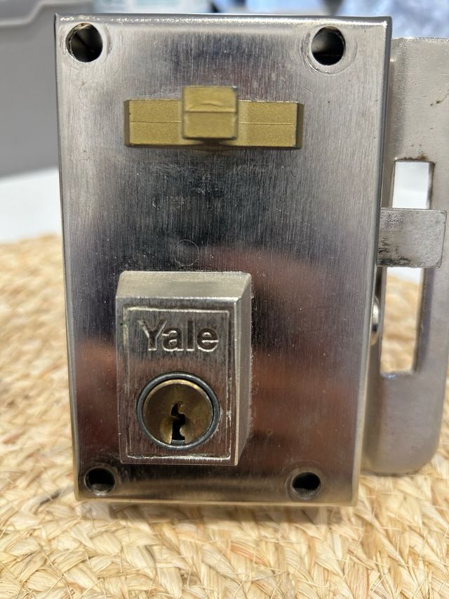 Cerradura Yale Puerta + Accesorios