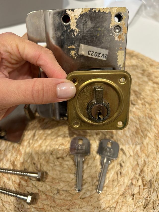 Cerradura Yale Puerta + Accesorios