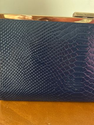 Bolso de fiesta rígido azul noche con dorado.