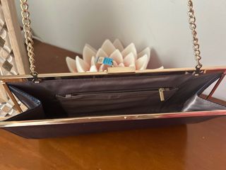 Bolso de fiesta rígido azul noche con dorado.