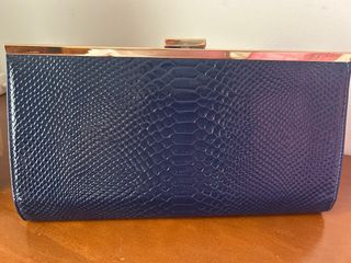 Bolso de fiesta rígido azul noche con dorado.