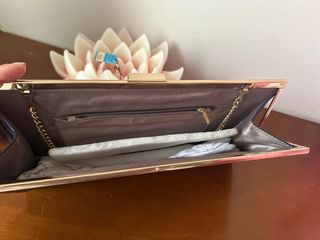 Bolso de fiesta rígido azul noche con dorado.