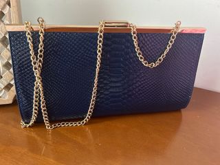 Bolso de fiesta rígido azul noche con dorado.